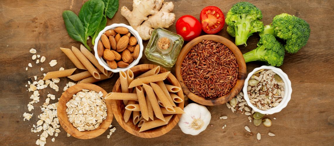 vue-de-dessus-de-l-arrangement-des-groupes-d-aliments-delicieux redimensionne